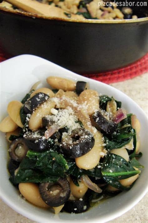 La alubia negra, frijol o poroto negro es de la familia de las legumbres que son los frutos de las leguminosas, según wikipedia se. Alubias con espinaca y aceitunas negras | Receta ...