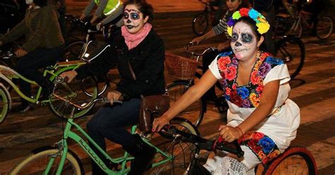 Paseo Nocturno En Bicicleta Con Temática Del Día De Muertos