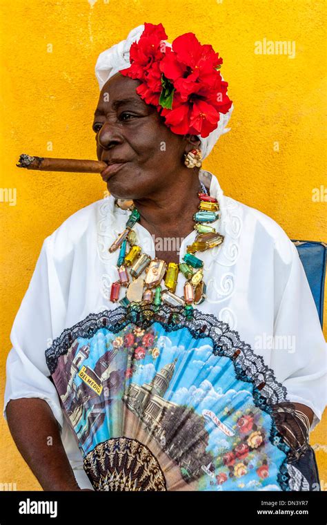 Ancianos Mujer Cubana Con La Vestimenta Tradicional La Habana Cuba
