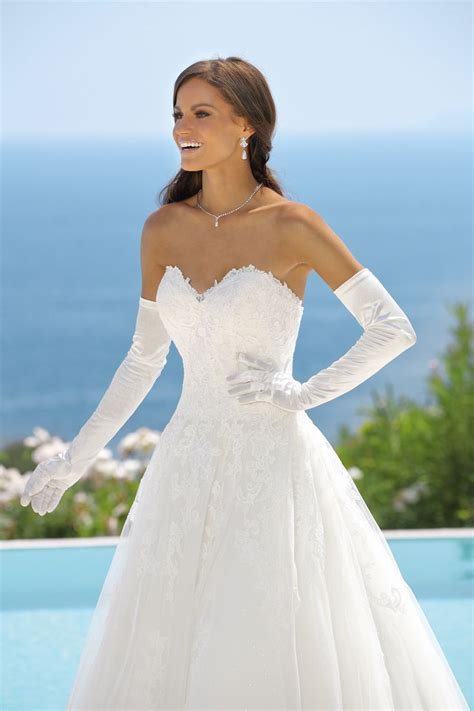 Das brautkleid bildet oftmals den mittelpunkt der hochzeitsvorbereitung. Ladybird 2019 Brautkleid - 419033-2 | Kleid hochzeit ...