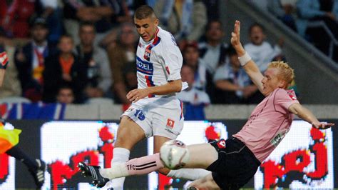 Karim benzema est surement l'un des meilleurs joueurs voir le meilleur joueur formé à l'ol sur ces les plus beaux buts de benzema à lyon commentés par grégoire margotton et thierry. Karim Benzema Lyon