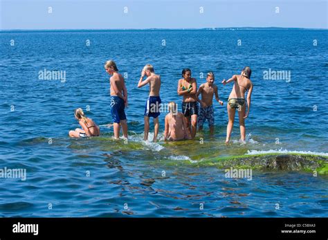Nackter Oberkörper Jugendliche Schwimmen Im Meer Stockfotografie Alamy