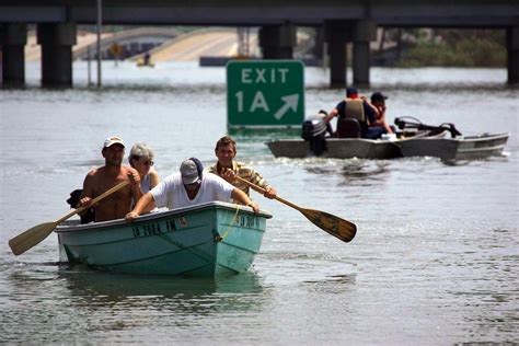 19 Stunning Pictures Of Hurricane Katrinas Aftermath