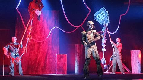 How to find your place in a complex world? The children's play "The