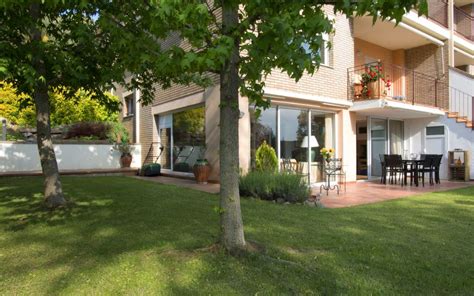 En la casa hay cinco habitaciones: Casa adosada con garaje, jardín y piscina en Montjuïc ...