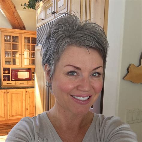 Stunning Pixie Hairstyles For Gray Hair Ideas Styles Hair Styles Edgy Hair Beautiful