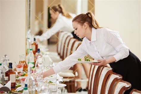 Kellnerin Bei Der Verpflegungsarbeit In Einem Restaurant Stockbild