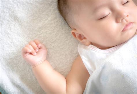 赤ちゃんがまとめて寝るのはいつから？睡眠リズムと寝かしつけのコツ Teniteo テニテオ