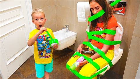 BAD BABY ПРАНК В ТУАЛЕТЕ FUNNY BABY PRANK with Sticky tape Nursery Rhyme song Learn Colors