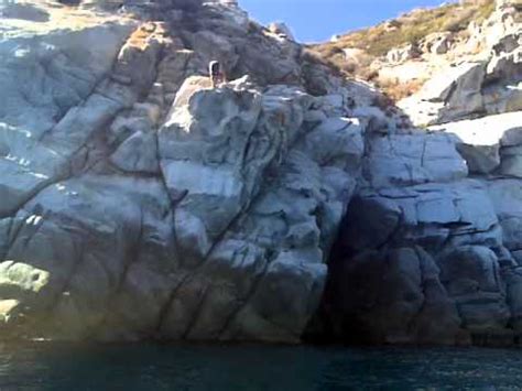 La spiaggia, con fondo sabbia si trova a campo nell'elba. Tuffo dalla scogliera di Cavoli (Isola d'Elba) - YouTube