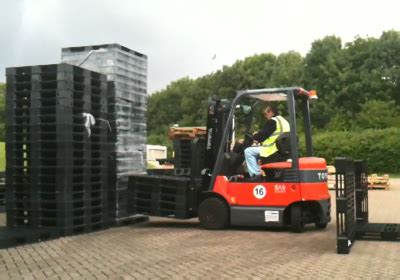 Learn how to operate a forklift in a warehouse and safety measures to follow. Stacking with a forklift truck - step 1