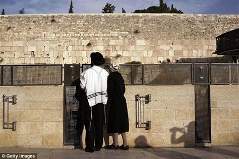 Ultra Orthodox Hasidic Jews Reveal Theyre Secret Swingers Daily Mail