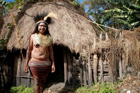 Wanita Suku Dani Di Dalam Rumah Ebeai Honai Khusus Wanita