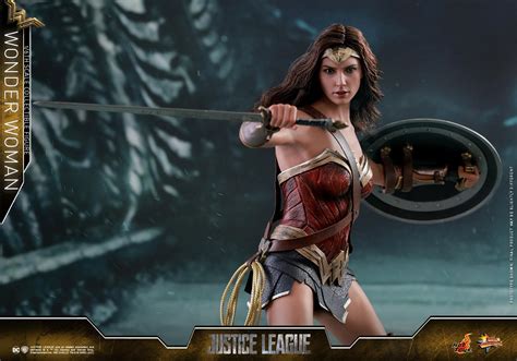 Hot Toys Justice League Wonder Woman Sixth Scale Figures