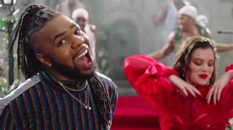 Mnek Debuts Vibrant New Video For Colour Featuring Hailee Steinfeld