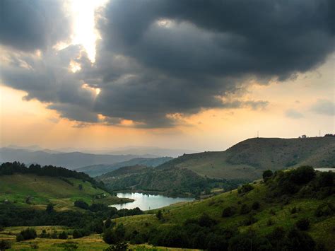 It is located in the valea roșiei, through which the small river roșia montană flows. Rosia Montana si aurul Apusenilor - De prin lume adunate