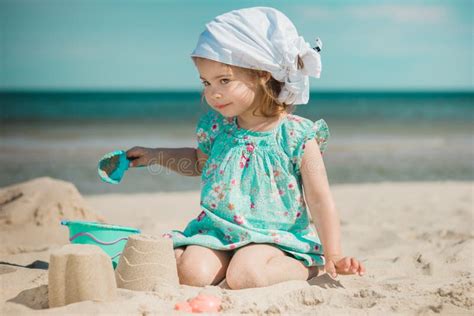 niña que juega con la arena en la playa foto de archivo imagen de joven castillos 76450458