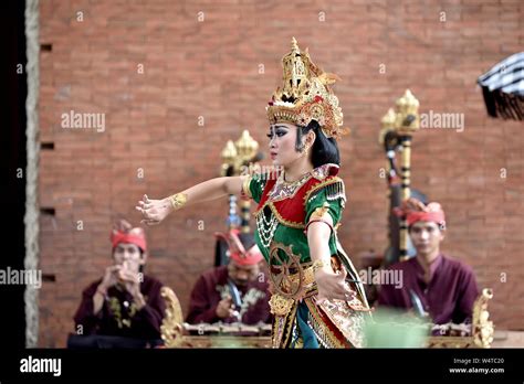 Bali Indonesia May 24 2017 Balinese Woman Perform Traditional