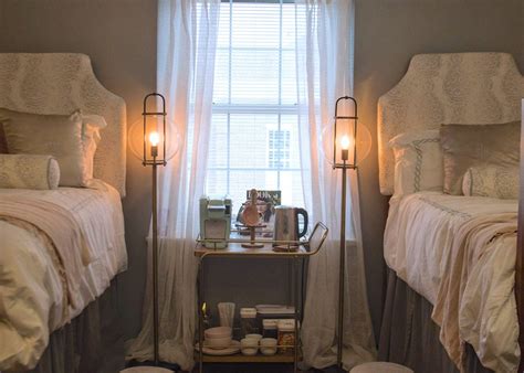 Photos Two College Freshmen Gave Their Dorm Room A Beautiful Makeover Business Insider