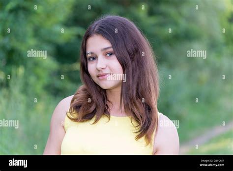 Schöne Mädchen 14 Jahre Alt Posiert Auf Sommer Natur Stockfotografie Alamy