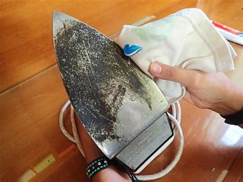 3 Cheap And Fast Methods To Clean The Bottom Of Your Steam Iron
