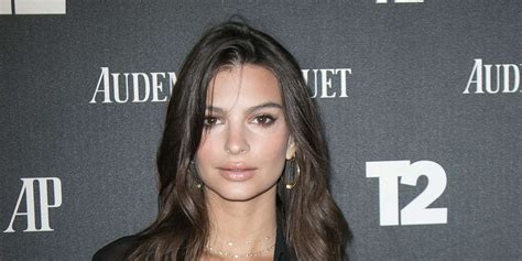 Emily Ratajkowski Se Desnuda Para Celebrar Sus Diez Millones De