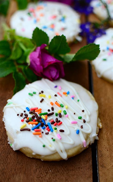 This frosting recipe is super thick, and unlike what i would generally use to frost cupcakes. Yammie's Noshery: The Best Sugar Cookie Cutouts Ever {With ...
