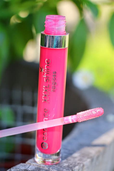 Vandaag review ik dan ook alle drie essence xxxl longlasting lipgloss matt voor jullie. YouReview: Essence XXXL Shine Lipgloss in 24 Just Gorgeous