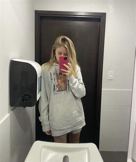 Chill Mirror Selfie Of Blond Girl Aesthetic Casual Outfits Casual Dinner Outfit Spring Outfit