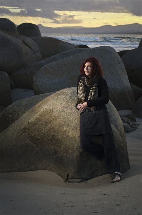 Mujer Madura En Las Rocas De La Playa Imagen De Archivo Imagen De