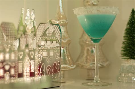 This fun, winter cocktail is easy and delicious! Jack Frost by Mixologist Mindy (With images) | Cocktail ...