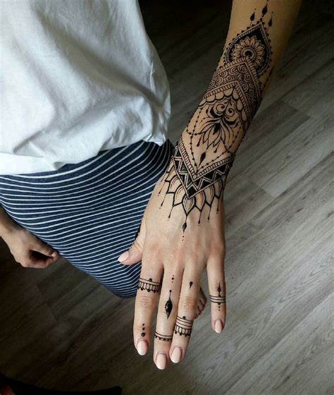 henna-art-tatoo-in-chisinau-tatoo-on-hand-tatoo-for-women-henna-inspired-tattoos,-hand
