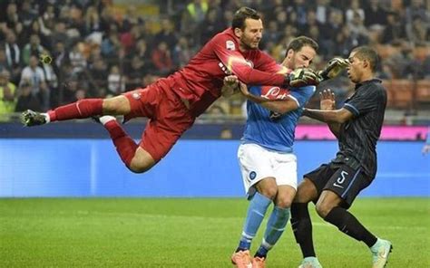تأجيل مواجهة اليونايتد وليفربول بعد غضب مشجعي مانشستر. اليونايتد وليفربول يتنافسان لضم حارس الإنتر