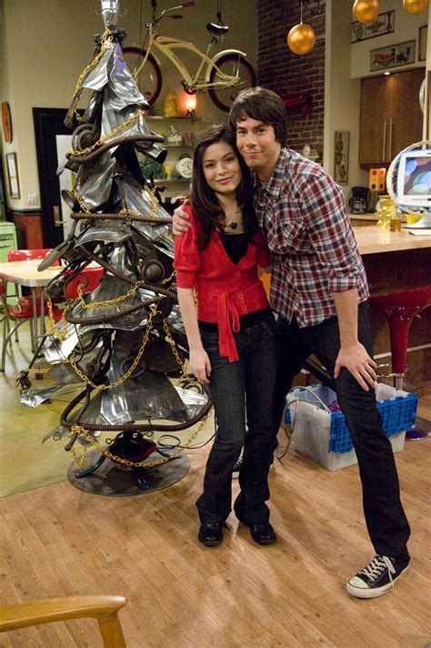 Icarly is an upcoming american comedy streaming television revival series based on the nickelodeon 2007 tv series of the same name.the series will star miranda cosgrove, nathan kress, and jerry trainor and julian torres reprising their roles from the original series. iCarly Photo: iChristmas | Icarly, Icarly cast, Icarly and victorious