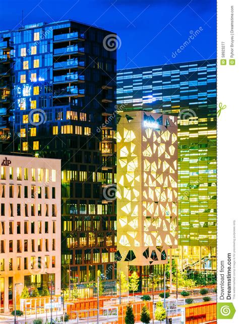 Nachtansicht Der Modernen Architektur Im Stadtzentrum ...