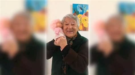 la emotiva reacción de una abuela cuando recibió una muñeca por su