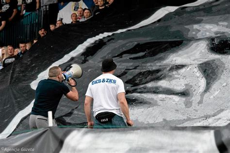 Spotkanie drugiej kolejki i ligi zostanie rozegrane w niedzielę (8 sierpnia) o godzinie 15:00 na stadionie w jastrzębiu. Kibice Stomilu się popisali, ale kibole znów dali popis
