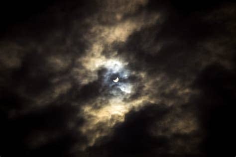 En otras palabras, durante un eclipse lunar, lo que se ve es la sombra de la tierra proyectada sobre su satélite natural. Eclipse lunar 2017: cómo ver el fenómeno de hoy y a qué ...