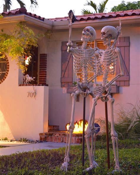 50 Ways To Display Skulls And Skeletons On Halloween Halloween Outdoor Decorations Halloween