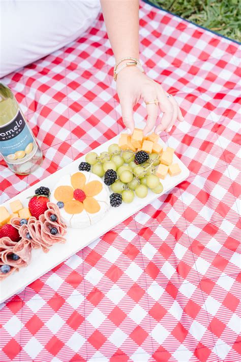 6 Picnic Essentials: Elevating Your Outdoor Experience in Style