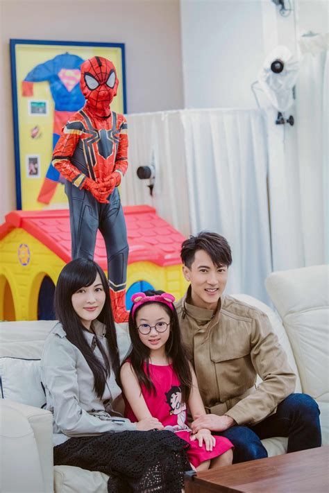 快醒醒，英雄。 距游戏首次公布的八年后， 《赛博朋克2077》终于正式和大家见面了。 进入夜之城的钥匙现在就握在你的手中。 是时候偷一波装备，寻一些刺激或是来一两场超梦体验了! 吴尊一家温馨合照上演换装秀 Neinei乖巧可爱Max变蜘蛛侠_娱乐频道_中国青年网