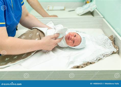 Emociones De Un Beb Reci N Nacido Imagen De Archivo Imagen De