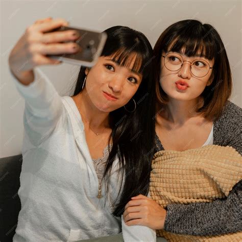 Chicas Guapas Asiáticas Tomando Un Selfie Foto Gratis