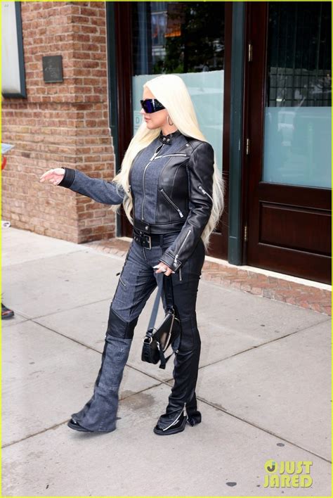 Photo Christina Aguilera Flaunts Curves Body Suit 14 Photo 4948414