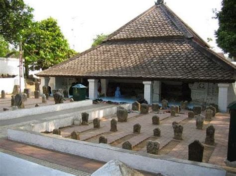 Sunan ampel merupakan salah satu wali yang berdakwah di jawa timur, di masa kecilnya beliau di beri nama sayyid muhammad 'ali rahmatullah, namun seusai. Kisah Sunan Bonang lengkap, Walisongo - Kuwaluhan.com