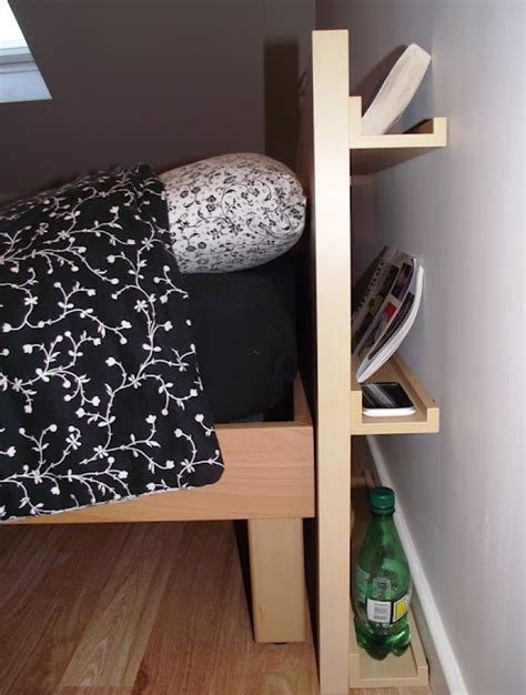 Un mueble de almacenaje detrás del cabecero de la cama, o una estantería en la pared junto a ella, permite sacar mucho partido del espacio disponible. Cabecero de cama con complementos - Guía de MANUALIDADES