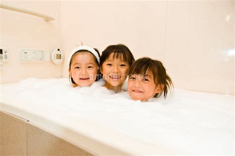 お風呂に入る女の子三人の写真素材 FYI01562112 ストックフォトのamanaimages PLUS
