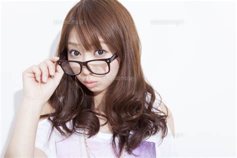 眼鏡をかけた女性 11031085068 の写真素材・イラスト素材｜アマナイメージズ