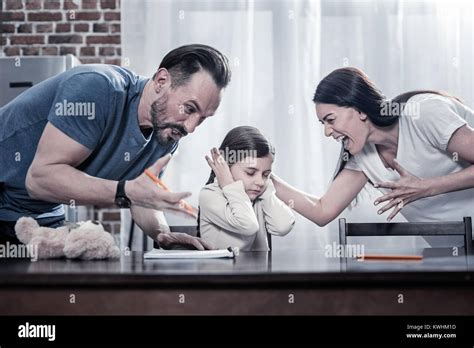Los Padres Emocional Enojado Gritando A Su Hijo Fotografía De Stock Alamy