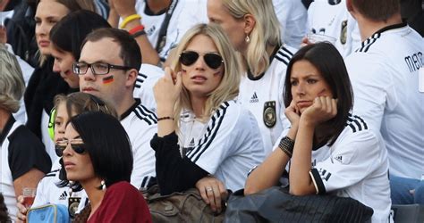 Born 14 january 1987) is a german former professional footballer who played as a left back and midfielder. Mafia Canarinho: As Namoradas e Mulheres dos Craques da Copa